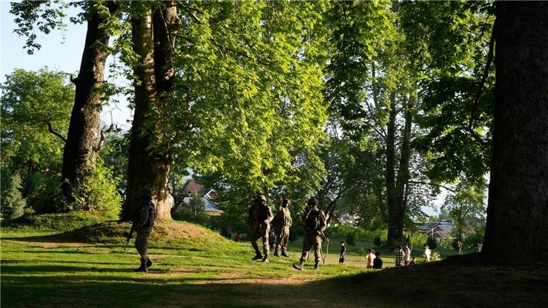 Indien greift mehrere Ziele in Pakistan an Indische paramilitärische Soldaten bewachen einen Garten am Stadtrand von Srinagar im indisch kontrollierten Kaschmir. (Foto Archiv)