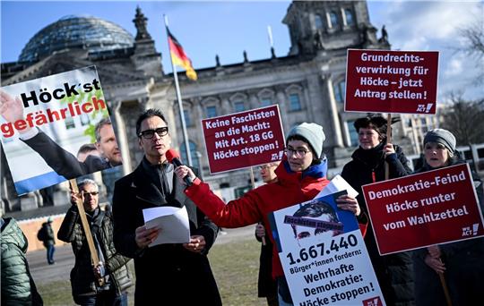 Indra Ghosh überreicht 1,6 Millionen Unterschriften im Rahmen einer Petition zu einem Antrag auf Grundrechtsverwirkung für den AfD-Politiker Björn Höcke.
