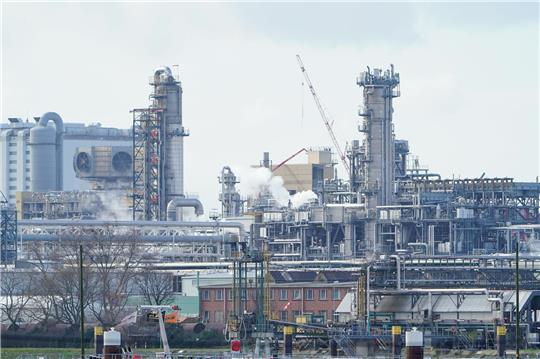 Industrieanlagen stehen auf dem Werksgelände des Chemiekonzerns BASF: Der Umsatz der Branche dürfte 2024 fallen.