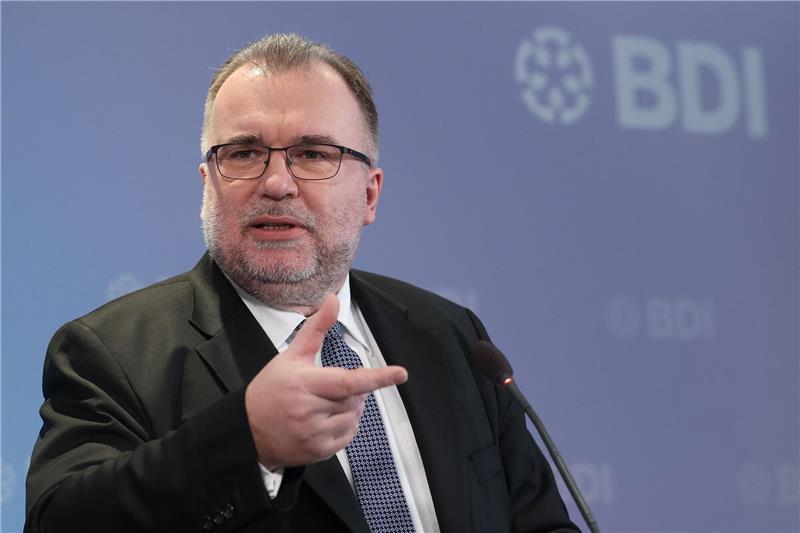Industriepräsident Siegfried Russwurm vertritt die Ansicht, dass  Deutschland immer mehr ins Hintertreffen gegenüber anderen Regionen der Welt gerät.