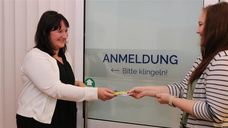 Die Zufriedenheit von Arbeitnehmern fördern Ines Passier (li.) bietet als Psychologische Psychotherapeutin mit dem Programm FONTHEIM Workmind maßgeschneiderte Unterstützung in psychisch herausfordernden Situationen.