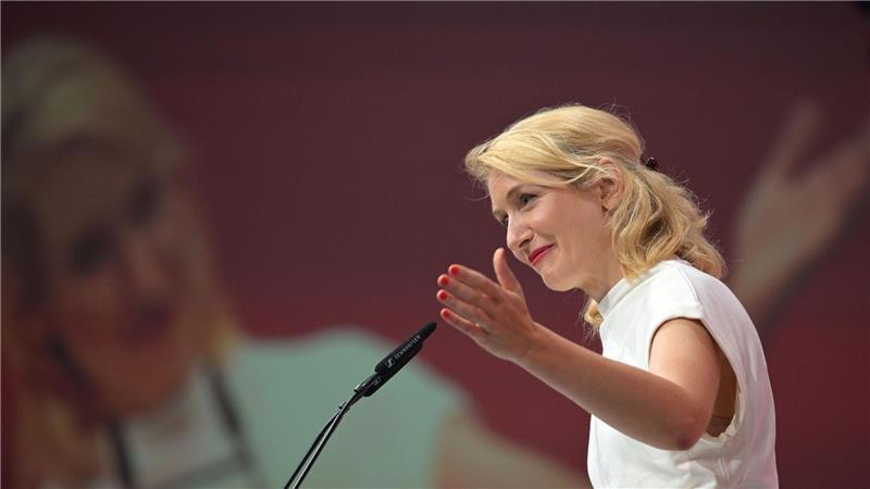Ines Schwerdtner schlug in ihrer Rede den Bogen von Rosa Luxemburg bis zur Gegenwart. 
