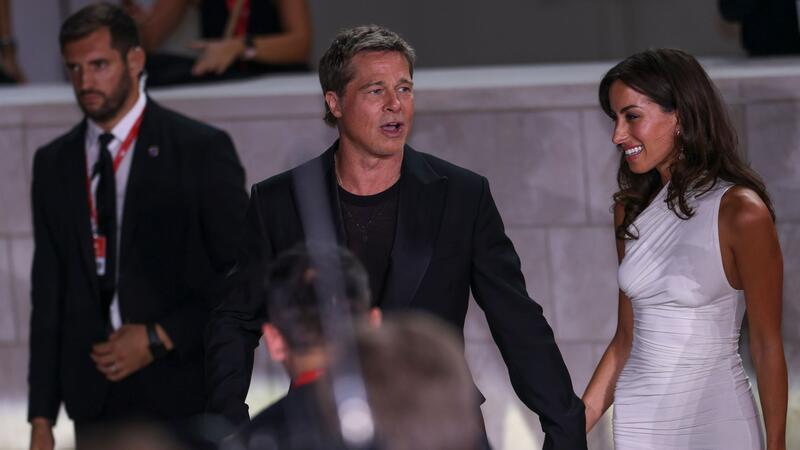 Brad Pitt hält Händchen mit Freundin Inés de Ramón Inés de Ramón begleitete Brad Pitt zur Premiere seines Films „Wolfs“.