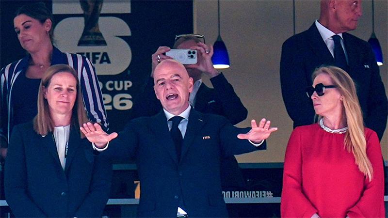 Infantino gestikuliert beim WM-Achtelfinale von Seattle.