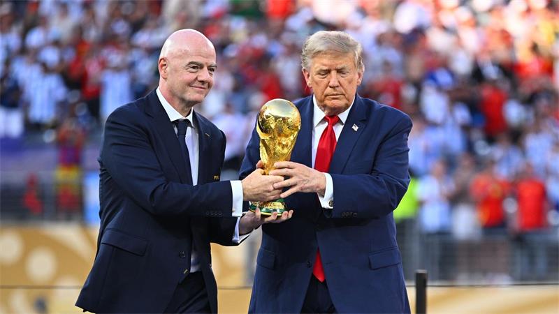 Infantino räumt Fehler ein - UEFA: Ändert nichts an Boykott Infantino (l.) und Trump nach dem WM-Finale. (Archivbild)