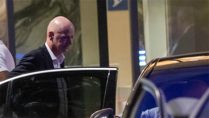 Infantino verlässt das Stadion. 