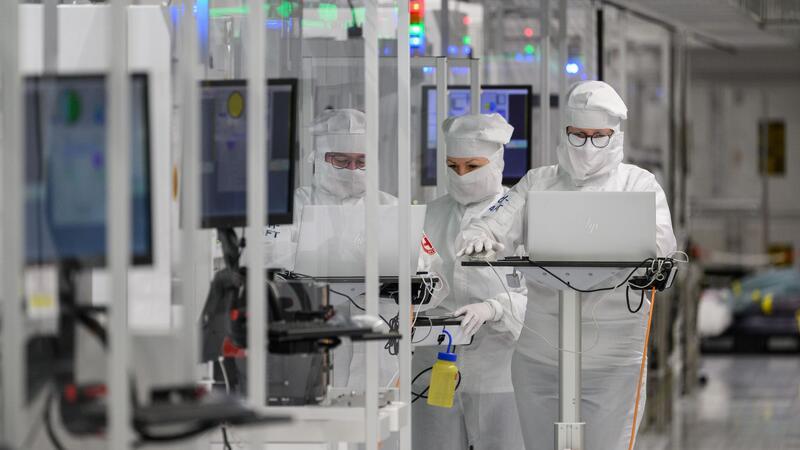 Infineon will 1400 Stellen streichen und Jobs verlagern Infineon will weltweit Jobs abbauen oder in billigere Länder verlagern.