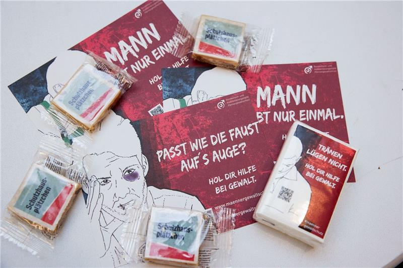 Mehr gewaltbetroffene Männer suchen sich Hilfe Info-Flyer bei der Vorstellung der Nutzungsstatistik der Männergewaltschutzeinrichtungen in Deutschland.