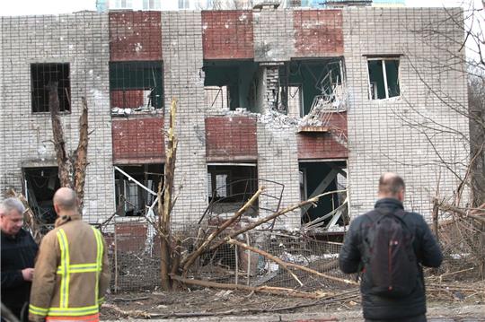 Infolge eines russischen Raketenangriffs auf einen Kindergarten und eine Hochschule sind in der ukrainischen Großstadt Dnipro mehrere Menschen, darunter auch Kinder, verletzt worden.