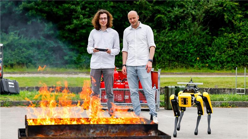 Roboter „Byte“ lernt Umgang mit Waldbränden Informatiker Sören Pirk (rechts) leitet das Forschungsprojekt „Wildfire Twins“ an der Kieler Christian-Albrechts-Universität.