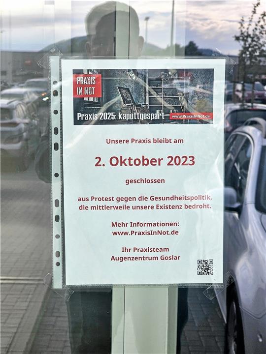 Information an einer Praxis. Foto: Sowa