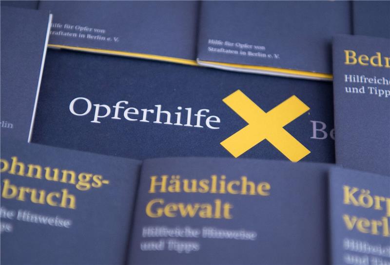 Mehr Betroffene wenden sich an Opferhilfe in Niedersachsen Informationsmaterial eines Opferhilfe-Vereins liegt auf einem Tisch aus.