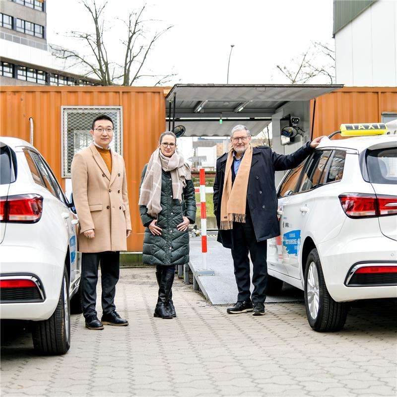 Die Tankstelle der Zukunft Infra-Dianba-Gründer Alexander Yu Li (von links), Kommunikationschefin Katharina Fläming und Gründer Dieter Flämig setzen auf Betteriewechselstationen. Foto: Jörg Krauthöfer/FFS