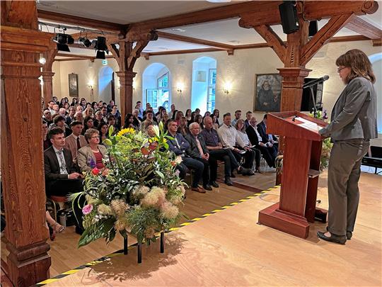 Inga Rau begrüßt die Ehrengäste und natürlich die 41 Abiturientinnen und Abiturienten samt Verwandtschaft. Foto: Schlegel