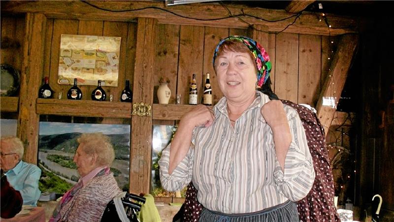 Inge Schubert, mit traditioneller Kiepe und Kopftuch.