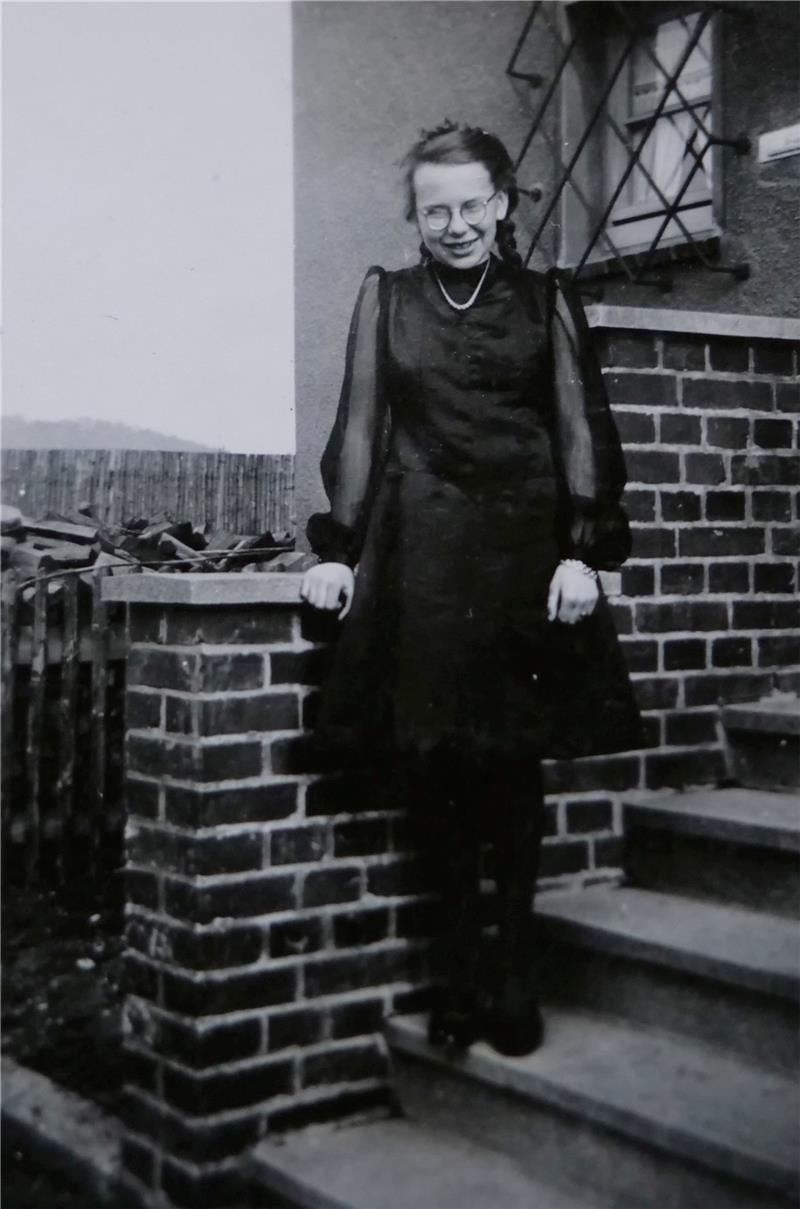 Inge Strube, so ihr damaliger Nachname, 1942 am Tag ihrer Konfirmation. Repro: Potthast