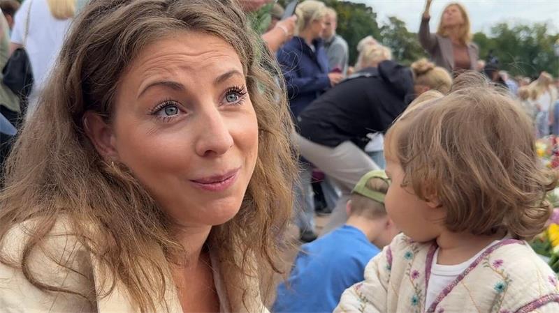 Gesichter der Trauer: So erinnern sich Norweger an Harald Ingeborg Skomedal Torvanger wollte mit ihrer Tochter Lara in diesen historischen Tagen gemeinsam mit anderen Norwegern trauern.