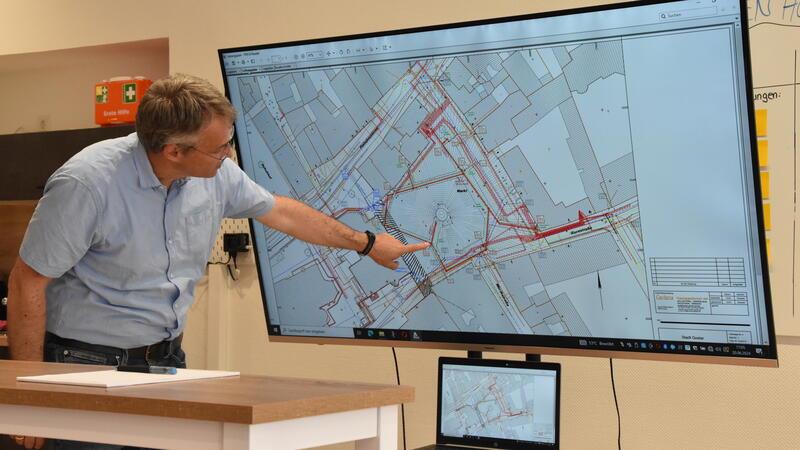 Bauarbeiten auf Goslarer Marktplatz starten am 8. Juli Ingenieur Sören Teuber vom Conterra-Planungsbüro stellt die Pläne für den Marktplatz vor.