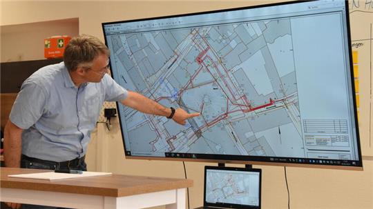 Ingenieur Sören Teuber vom Conterra-Planungsbüro stellt die Pläne für den Marktplatz vor.