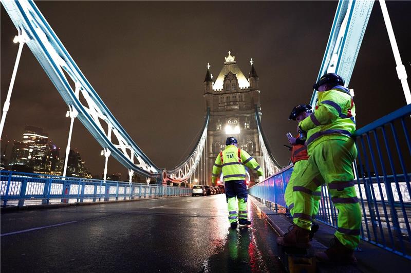 Ingenieure arbeiten an der Tower Bridge. Zum ersten Mal seit Jahrzehnten werden Ingenieure die 2 Meter langen «Nasenbolzen», die die beiden Baskülen (Brückendecks) zusammenhalten, wenn die Brücke geschlossen ist, entfernen und ersetzen.