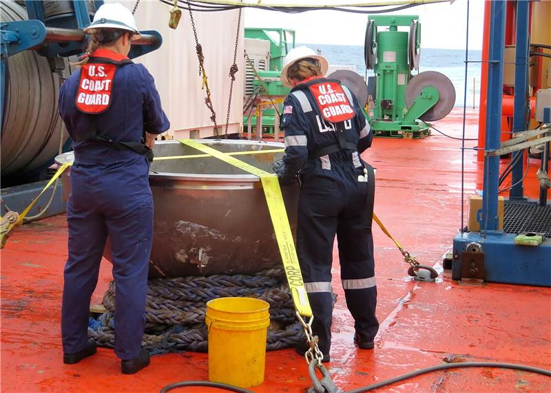 Restliche Trümmerteile von Tauchboot „Titan” geborgen Ingenieure der US-Küstenwache untersuchen Trümmerteile des «Titan»-Tauchboots.