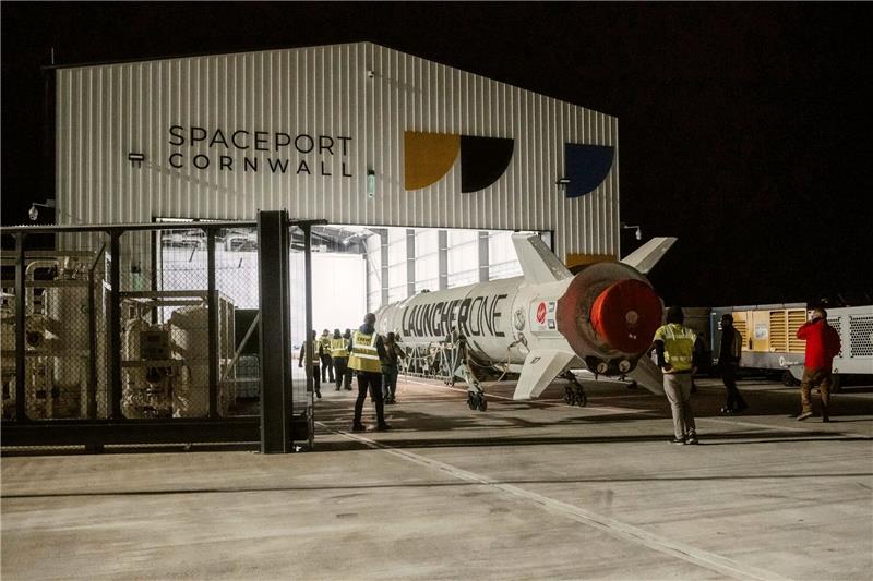 Geplanter Satellitenstart in England vorerst gescheitert Ingenieure treffen am Flughafen Cornwall letzte Vorbereitungen für einen Satellitenstart, der nun gescheitert ist