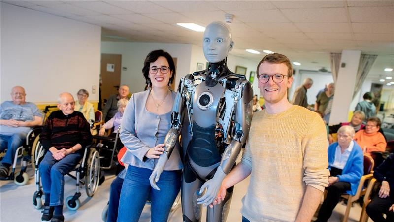 Ingenieurin Celia Nieto Agraz und Neuropsychologe Björn Holtze forschen mit Roboter „Ameca“.