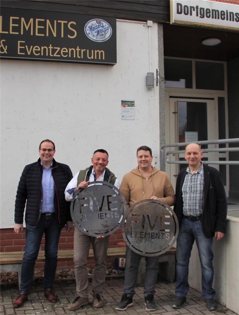 Ingo Henze, Meik Maaß, Dennis Heise und Reiner Wolf (v.li.) zeigen zwei Firmenschilder für das neue Restaurant in Alt Wallmoden. Foto: Hohaus
