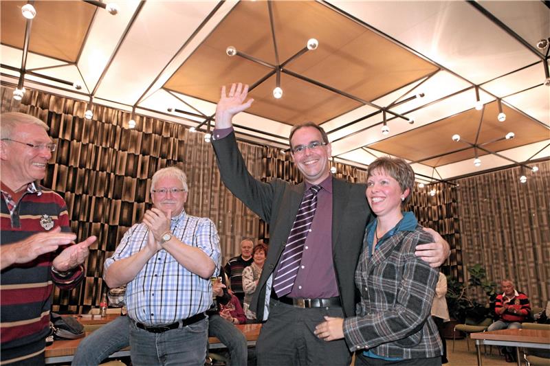 Ingo Henze (SPD) und seine Frau Heike (re.) waren im September 2013 hoch erfreut über das Wahlergebnis von 51,8 Prozent. Der amtierende Bürgermeister von Langelsheim, Henning Schrader (SPD, li.), und Uwe Hesse (SPD) freuen sich mit dem Paar.  Archivfoto: Schenk