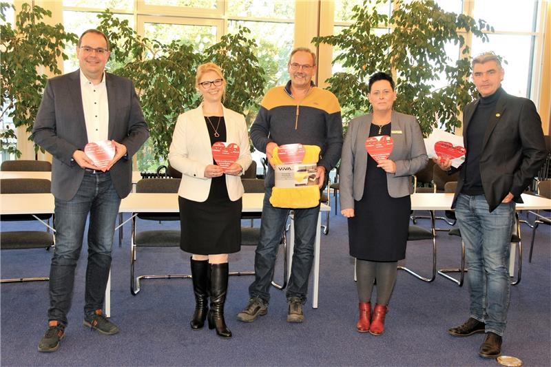 Ingo Henze, Simone Mittendorf (Repräsentantin der Braunschweigischen Landessparkasse), Hartmut Richter, Simone Anders (Repräsentantin der Volksbank Langelsheim) und Jens Fiebig freuen sich schon auf die neue Wunschaktion. Foto: Leifeld