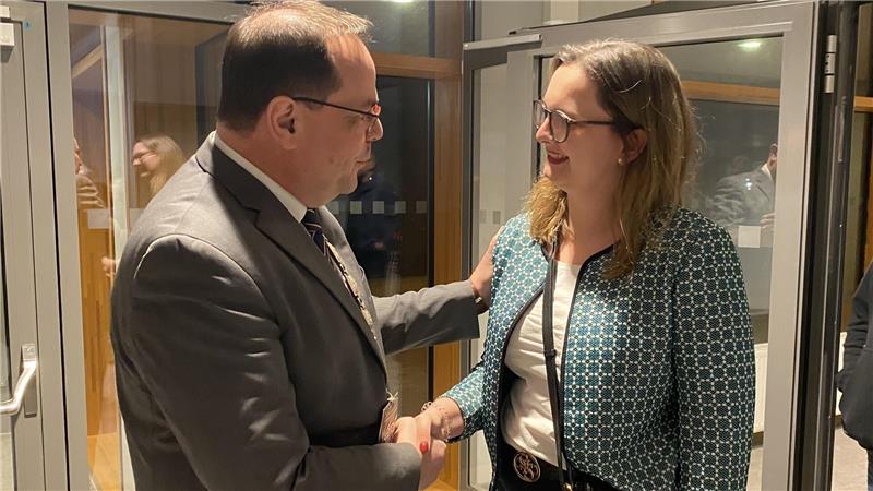 Zwei Menschen schütteln sich die Hände.