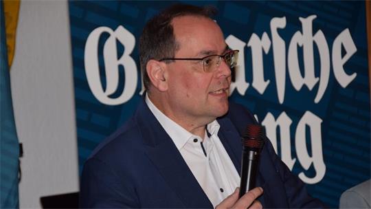 Ingo Henze beim GZ-Wahlforum in Langelsheim. In der Hand hält er ein Mikrofon.