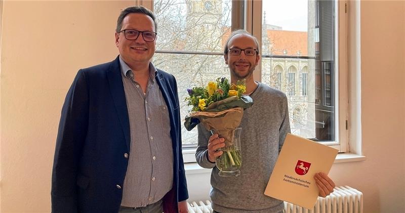 Früherer Goslarer Christian Breuer ist Vorsitzender Richter Ingo Michael Groß, Präsident des Braunschweiger Landgerichts (li.), händigt Christian Breuer seine Ernennungsurkunde aus. Foto: Landgericht