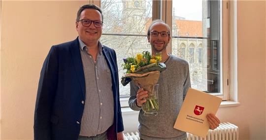 Ingo Michael Groß, Präsident des Braunschweiger Landgerichts (li.), händigt Christian Breuer seine Ernennungsurkunde aus. Foto: Landgericht