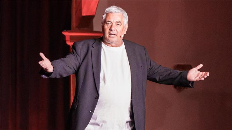 Ingo Oschmann ist im Schloss kein Unbekannter. In der Vergangenheit trat er bereits mit anderen Programmen auf. Jetzt ist er mit „HerzScherz“ zurück.
