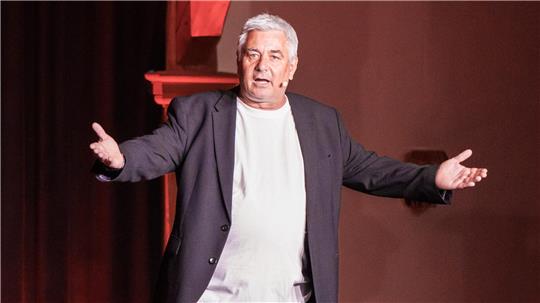 Ingo Oschmann ist im Schloss kein Unbekannter. In der Vergangenheit trat er bereits mit anderen Programmen auf. Jetzt ist er mit „HerzScherz“ zurück.