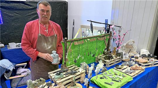 Ingo Schubert beteiligt sich wieder mit seinen Specksteinen am Kunsthandwerker-Markt, der am Freitag in St. Andreasberg beginnt.