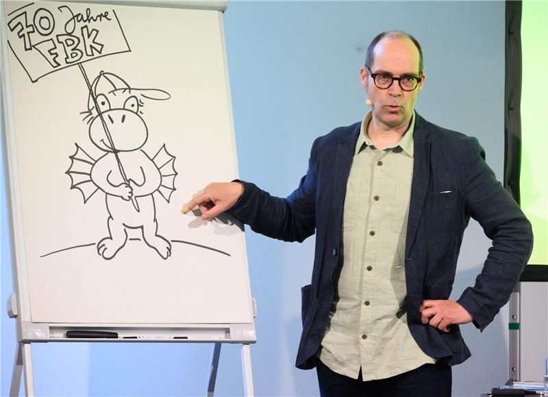 „Drache-Kokosnuss”-Autor Ingo Siegner ermuntert zum Vorlesen Ingo Siegner spricht bei einer Lesung für Grundschüler im Künstlerhaus Hannover.
