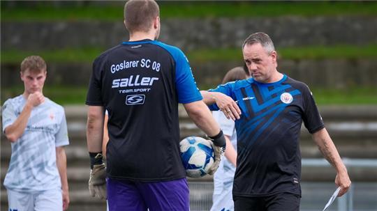 Ingo Vandreike gibt Ole Berkefeld Anweisungen. Der Trainer des Goslarer SC 08 hat jetzt offiziell vom Niedersächsischen Fußballverband die B-Lizenz erhalten. Auf sein Team wartet in der ersten Runde des Bezirkspokals Aufsteiger VfB Peine.
