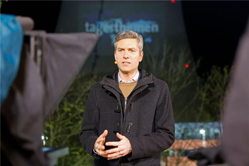 Ingo Zamperoni moderiert „Tagesthemen” aus AKW Ingo Zamperoni moderiert die ARD-Tagesthemen von einem Balkon vor dem Kühlturm des AKW Isar 2.