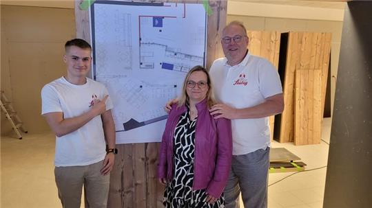 Ingo und Heike Stübig (rechts) mit ihrem Sohn Louis fiebern der Eröffnung ihrer neuen Filiale entgegen.