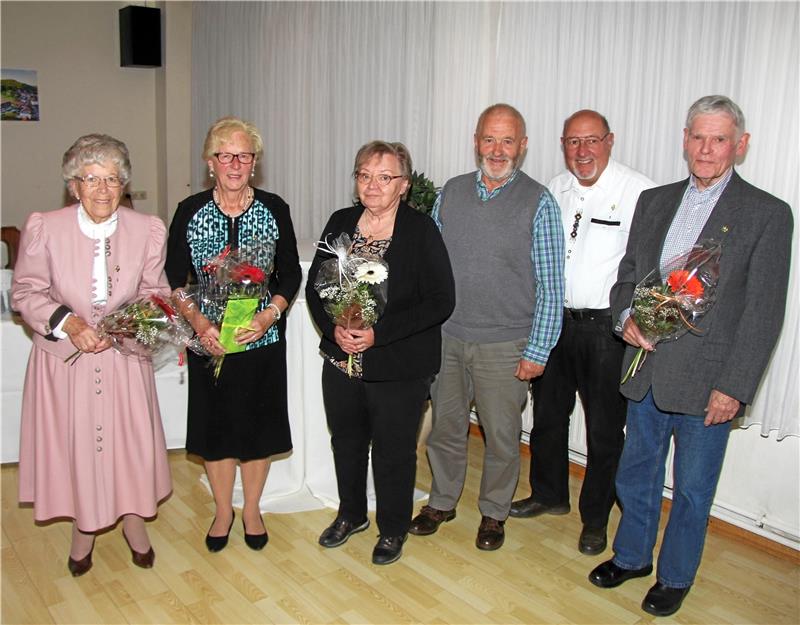 Ingrid Klingebiel, (v.li.), Waltraud Paul, Hannelore und Lothar Schneider, Udo Paul und Helmut Linne werden geehrt.