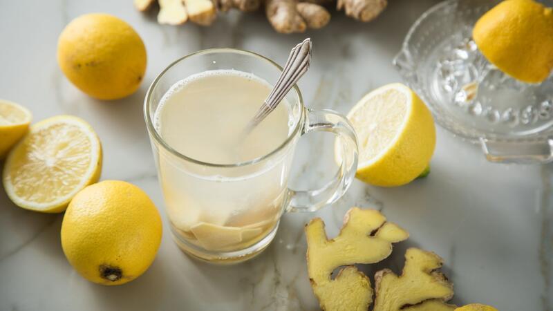 So gesund ist Tee wirklich Ingwertee mit Zitrone ist ein wärmendes Heilmittel gegen Halsschmerzen.