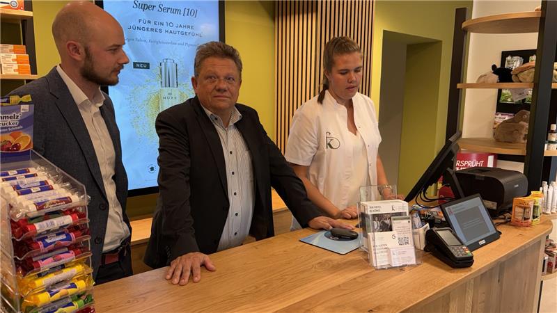 „Frage der Zeit“: Gesundheitsminister spricht über Apothekensterben Inhaberin Theresa Fulst erklärt Christoph Willecke (l.) und Andreas Philippi, wie das System in der Fritz-König-Apotheke funktioniert.
