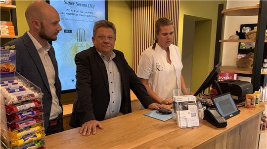 Inhaberin Theresa Fulst erklärt Christoph Willecke (l.) und Andreas Philippi, wie das System in der Fritz-König-Apotheke funktioniert.