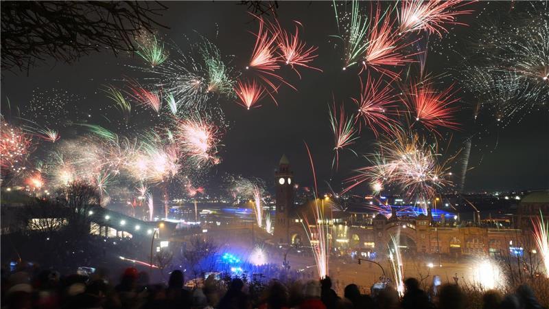 Initiativen und Verbände fordern ein Verbot von privatem Feuerwerk. (Archiv)