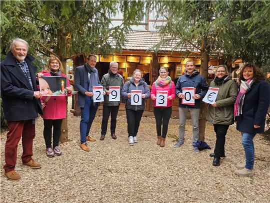 Initiatoren und Helfer der Aktion „Leuchtende Kinderaugen“ sagen Danke an alle Spender. Foto: Sowa