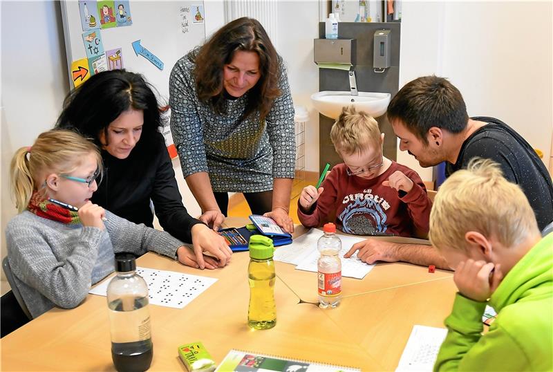Klassenmanager, um Probleme zu lösen Inklusion an einer Schule in Hannover: Eine Schulassistentin, eine Sonderpädagogin und ein Schulassistent beschäftigen sich während des Unterrichts mit Kindern. Archivfoto: Holger Hollemann/dpa