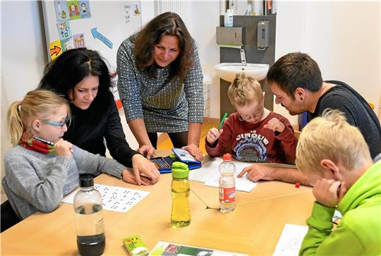 Inklusion an einer Schule in Hannover: Eine Schulassistentin, eine Sonderpädagogin und ein Schulassistent beschäftigen sich während des Unterrichts mit Kindern.  Archivfoto: Holger Hollemann/dpa