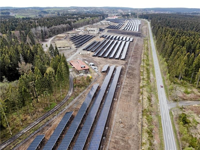 Inmitten des Solarparks liegt die ehemalige Ausflugsgaststätte „Brockenblick“.  Fotos: Neuendorf/Römhild